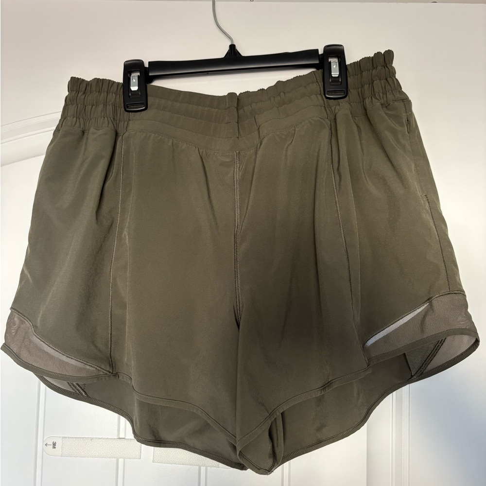 Lululemon Hotty Hot shorts 4inches size 14